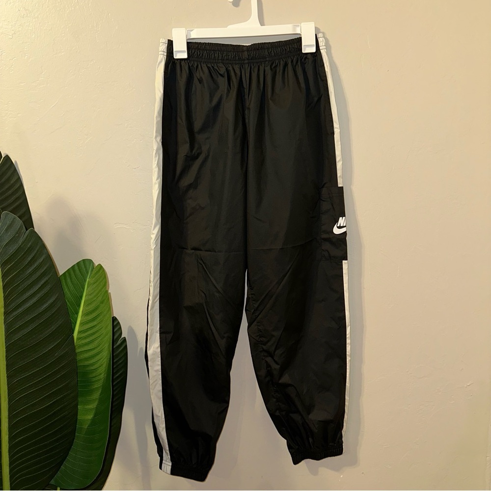 NIKE WOMENS WINDBREAKER JOGGERS